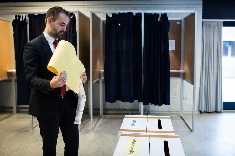 
    Aarhus' socialdemokratiske borgmester Jacob Bundsgaard stemmer i Vejlby-Risskov Hallen i  landets næststørste by. Hans parti håber at erobre flere borgmesterposter end for fire år siden. 
   