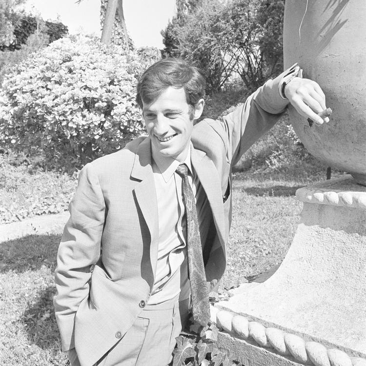 Hverken på lærredet eller i virkeligheden var det let at møde 1960'ernes store franske stjerne, skuespilleren Jean Paul Belmondo, uden noget at ryge på. Her er han fotograferet i 1964 i nærheden af Cannes. Selvfølgelig med en cigar i hånden. 