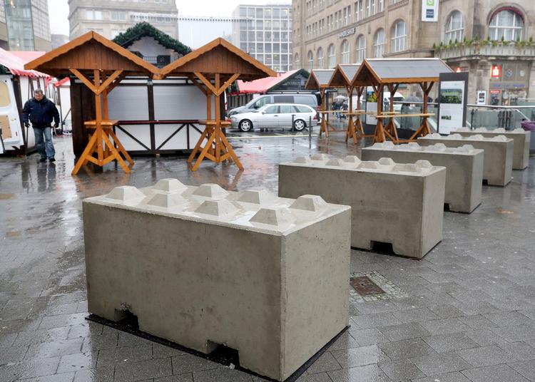 Der er sat betonblokke op i Essen, hvor politiet mener, at der skulle ske et angreb. 