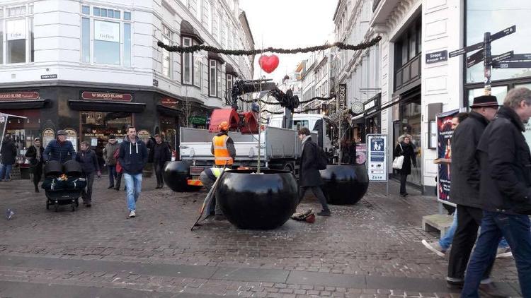 Teknik- og miljøborgmester Morten Kabell (EL) er »glad for, at vi får erstattet en del af de rå betonelementer med farverige plantekummer, inden julehandlen sætter ind. Det vil forhåbentligt blive oplevet som et løft af byrummet hos både de handlende og de butiksdrivende«, lyder det i en pressemeddelelse. 