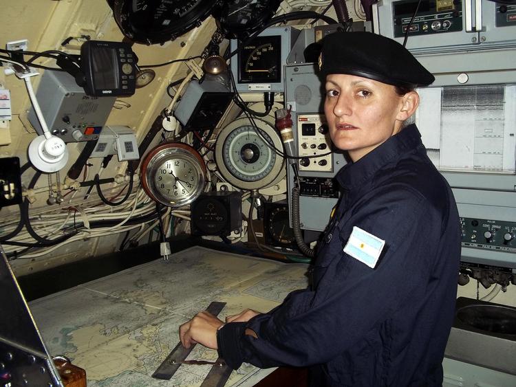 María Krawczyk er 34 år, våbenofficer på ARA San Juan. Hun er den første kvindelige marinesoldat på en ubåd i den argentinske flådes historie.  