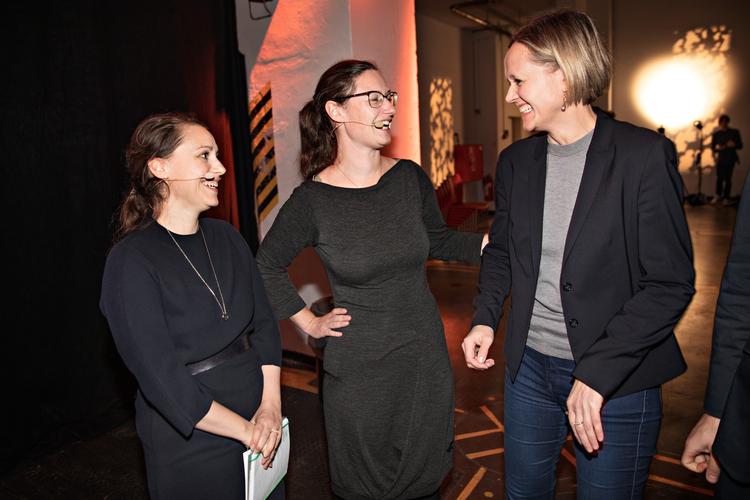 Ninna Hedeager sammen med SF's Marie Welling (tv.) og Venstres Cecilia Lonning-Skovgaard (th.) 