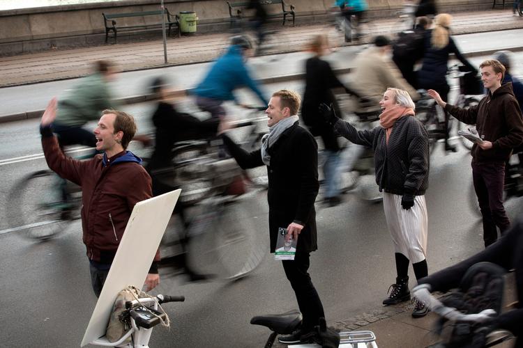 Niko Grünfeldt, Alternativets spidskandidat i KBH, der står til at blive borgmester efter valget, deler high fives ud på Dronning Louises Bro i København.  