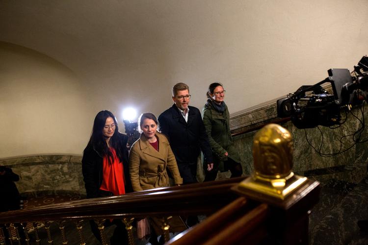 Frank Jensen ankommer sammen med Mia Nyegaard (R), Sisse Marie Welling (SF), Ninna Hedeager Olsen (Ø) til Rådhuset.

   