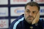 I 2013 overtog Ange Postecoglou det australske landshold, efter det var kvalificeret til VM-slutrunden med tyskeren Holger Osieck som landstræner. Nu overgiver han selv et VM-kvalificeret landshold til en efterfølger. 