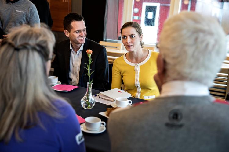 Venstreborgmesteren Søren Kjærsgaard fotograferet ved en tidligere lejlighed sammen med Ellen Trane Nørby. 
