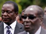 Den daværende vicepræsident Emmerson Mnangagwa (tv) står bag den nu afsatte landsfader igennem 37 år, Robert Mugabe. Mnangagwa, der også er kendt under navnet 'krokodillen', overtager efter al sandsynlighed præsidentposten på fredag. (arkivbillede fra 2014) 