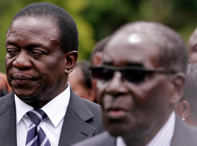 Den daværende vicepræsident Emmerson Mnangagwa (tv) står bag den nu afsatte landsfader igennem 37 år, Robert Mugabe. Mnangagwa, der også er kendt under navnet 'krokodillen', overtager efter al sandsynlighed præsidentposten på fredag. (arkivbillede fra 2014) 