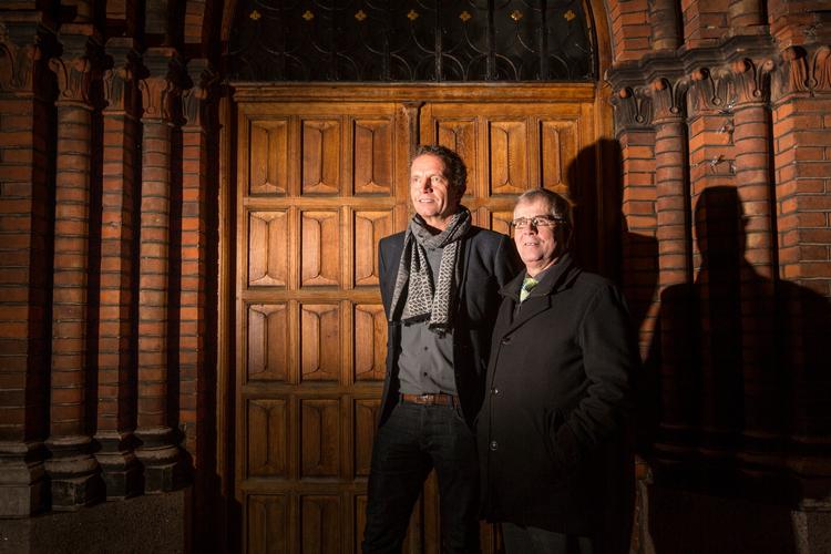 Den nuværende viceborgmester i Vejle Kommune, socialdemokraten Søren Peschardt (tv.) måtte på trods af en personlig valgsejr se sig lukket ude i kulden ved nattens byrådsforhandlinger. Dermed får han formentlig ikke den borgmesterpost, han havde håbet på. Til højre på billedet ses tidligere borgmester Arne Sigtenbjerggaard (V). 