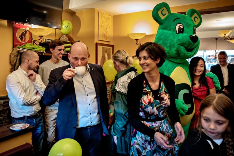 I anledning af kommunalvalget drog partiformand Søren Pape Poulsen rundt i landet. Tirsdag 7. november var han et smut forbi Lyngby, hvor borgmester Sofia Osmani præsenterede ham for for C-Bamsen Magnus, som hun selv har opfundet. 