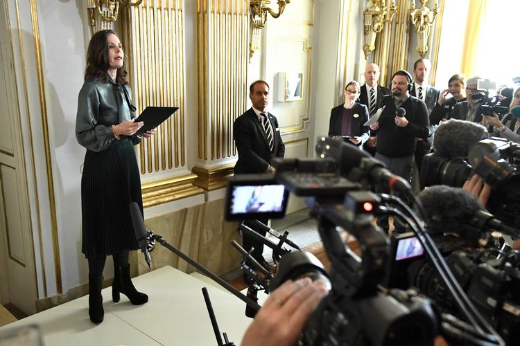 Det er sådan her, offentligheden kender Det Svenske Akademi, som når Sara Danius oplyser navnet på årets nobelpristager. De seneste måneders skandaler har givet alvorlige ridser i lakken.  Claudio Bresciani/AP