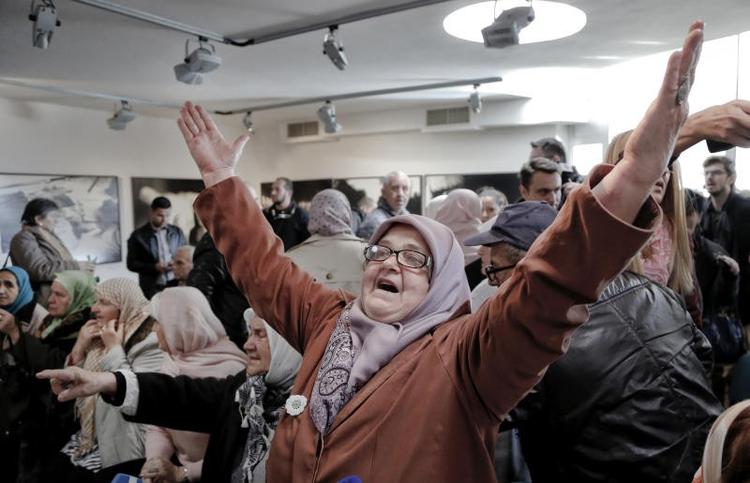 En bosnisk kvinde jubler efter at have hørt nyheden om, at de bosniske serbere tidligere hærchef Ratko Mladic i går blev idømt livsvarigt fængsel for folkedrab og andre krigsforbrydelser under den bosniske krig. 