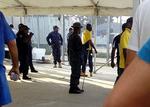 Politiet ankommer ved flygtningelejren på Manus, Papua Ny Guinea. Foto: Refugee Action Coalition via AP
   