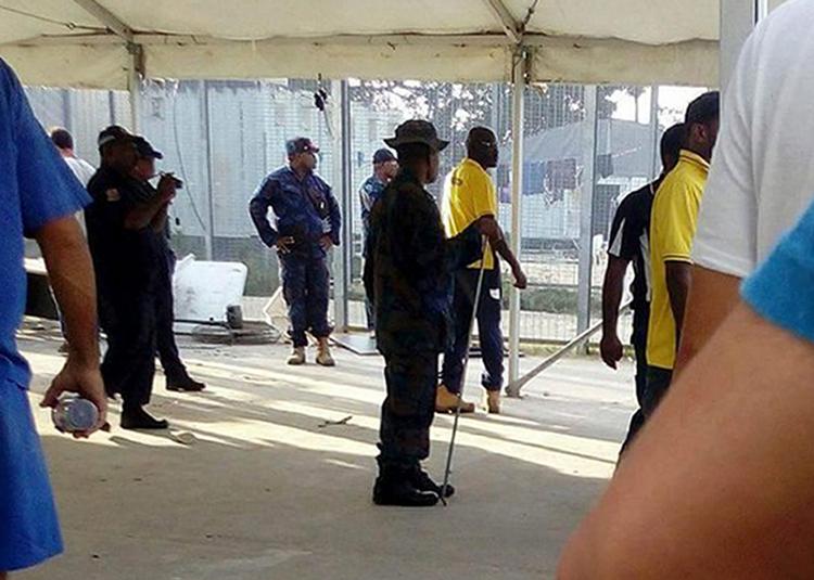 Politiet ankommer ved flygtningelejren på Manus, Papua Ny Guinea. Foto: Refugee Action Coalition via AP
   