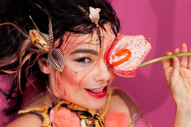 Den nu 52-årige Björk udkommer med sit niende album 'Utopia'. Og selvom det er velkendte temaer som mødet mellem teknologi og natur, så virker det som en ny begyndelse i hendes musikalske karriere.  