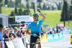 Jakob Fuglsang jubler over sejren på 8. etape i Critérium du Dauphiné fra Albertville til Plateau de Solaison, som endegyldigt sikrede ham den samlede sejr - og nu titlen som Årets Cykelrytter i Danmark 2017. Foto: A.S.O./A. Broadway. 