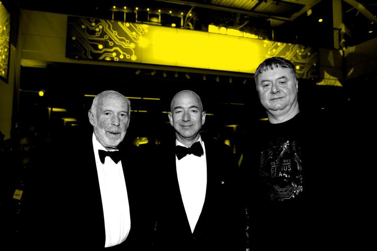 James Simons (tv.) har tjent tykt på investeringer, men få vidste, at han havde en skjult formue. Her ses han med bl.a. Amazonchef Jeff Bezos (i midten). Arkivfoto Jason Decrow/AP
