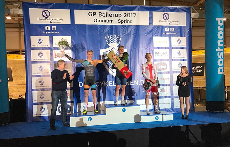 Niklas Larsen øverst på podiet flankeret af Julius Johansen (t.v.) og den polske verdensmester i scratch Adrian Teklinski. Foto: CyclingWord.dk. 