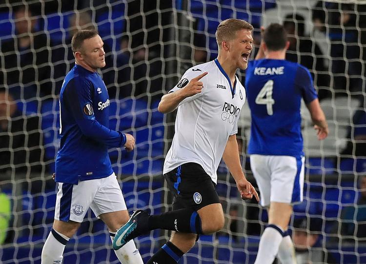 Andreas Cornelius fejrer en af sine scoringer, mens den tidligere topangriber Wayne Rooney, ser modløst til.  