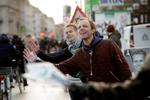 Niko Grünfeld delte i valgkampen high fives ud på Dronning Louises Bro i København. Siden fravalget af beskæftigelsesborgmesterposten har han og partiet fået andre typer af slag fra vælgerne.    