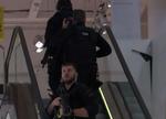 Bevæbnede betjente undersøger området nær Oxford Street.  