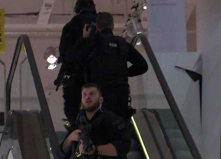 Bevæbnede betjente undersøger området nær Oxford Street.  