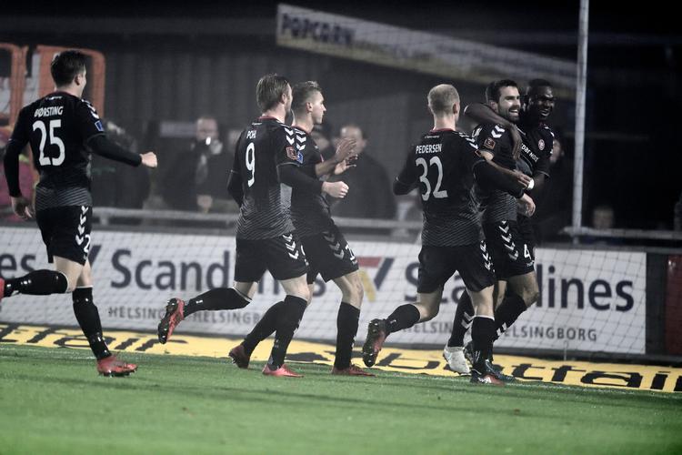 
    AaB's Jakob Blåbjerg scorede til 1-0.  