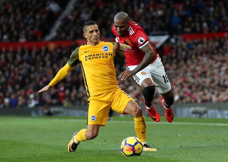  Ashley Young (th.) blev matchvinder for Manchester United.  