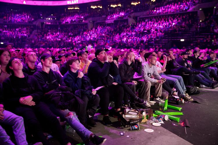 12.000 mennesker havde i går betalt mellem 140 og 850 kroner for at komme ind og overvære computerspilsturneringen Blast Pro Series i Royal Arena på Amager. 