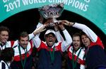 Som spiller tabte Yannick Noah (i midten) Davis Cup-finalen i 1982, men som fransk kaptajn har han vundet trofæet i 1991, 1996 og 2017. 
    French captain Yannick Noah, center, holds the cup after France won the Davis Cup at the Pierre Mauroy stadium in Lille, northern France, Sunday, Nov.26, 2017. France won the Davis Cup for the first time in 16 years after beating Belgium 3-2. (AP Photo/Christophe Ena)
   