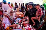 Over 500.000 rohingyaer er på under fire uger flygtet fra Myanmar over grænsen til Bangladesh for at undgå systematisk forfølgelse i hjemlandet. De er flygtet fra det, FN's generalsekretær har kaldt en "etnisk udrensning" og et "menneskeretligt mareridt". Nu befinder de sig i et kaos i Bangladesh. Flygtninge søger lægehjælp i et et telt med læger, der er slået op mellem lejrene Balukhali 1 og Balukhali 2 ved hovedvej N1.
   