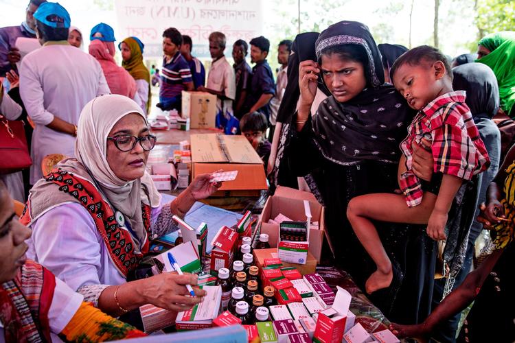 Over 500.000 rohingyaer er på under fire uger flygtet fra Myanmar over grænsen til Bangladesh for at undgå systematisk forfølgelse i hjemlandet. De er flygtet fra det, FN's generalsekretær har kaldt en "etnisk udrensning" og et "menneskeretligt mareridt". Nu befinder de sig i et kaos i Bangladesh. Flygtninge søger lægehjælp i et et telt med læger, der er slået op mellem lejrene Balukhali 1 og Balukhali 2 ved hovedvej N1.
   
