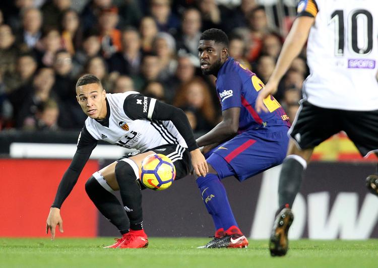Rodrigo (tv.) scorede til 1-0, efter Barcelona var blevet snydt for et mål. 