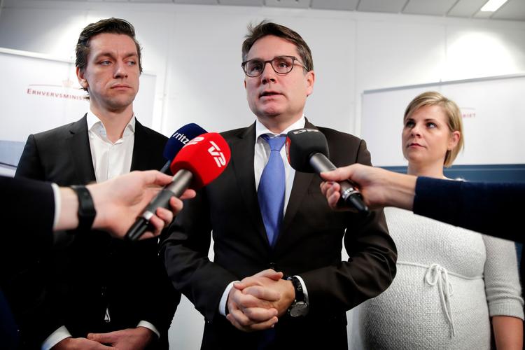 Socialdemokraternes Kaare Dybvad (tv), Erhvervsminister Brian Mikkelsen og Dansk Folkepartis Merete Dea Larsen (th) ses her i forbindelse med præsentationen af de nye regler. 
 