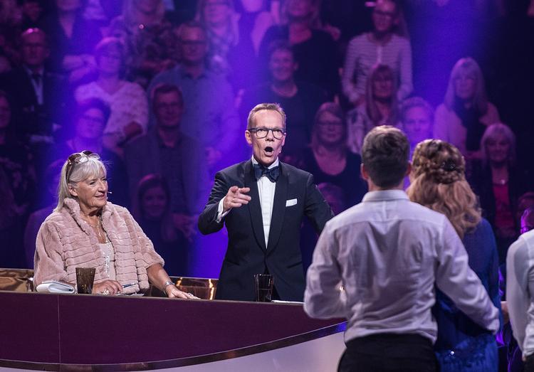 Dommerne Britt Bendixen og Jens Werner i aktion i 'Vild med dans'-finalen. 
   