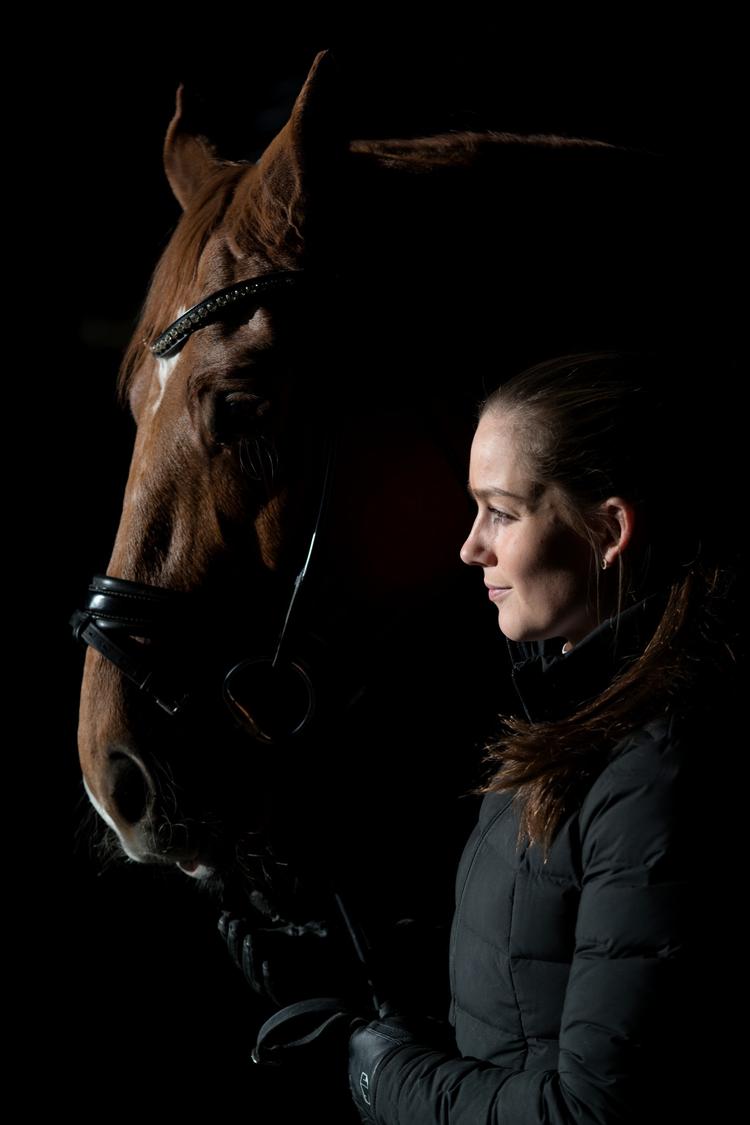 En hest og hendes rytter og ven. Vallakken Atterupgaards Cassidy, blandt venner blot Cassidy, og Cathrine Dufour. Lige nu er de to placeret som nr. 5 på verdensranglisten.
   