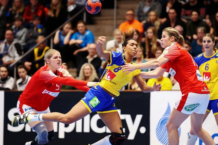 Danmarks Sarah Iversen forsvarar mod Sveriges Jamina Roberts.  