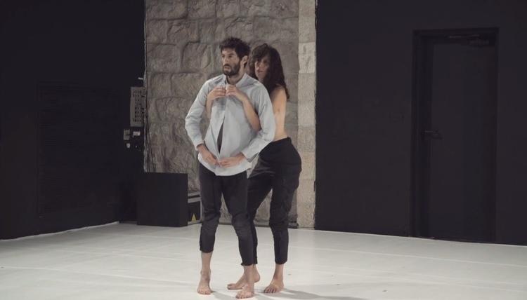 De to kunstnere Nir Vidan & Adi Shildan i deres danseforestililng 'The Restlessness of Winged Creatures'. De ønskede at udfordre kønsstereotyper og bad publikum om at observere deres kroppe som ligeværdige.  