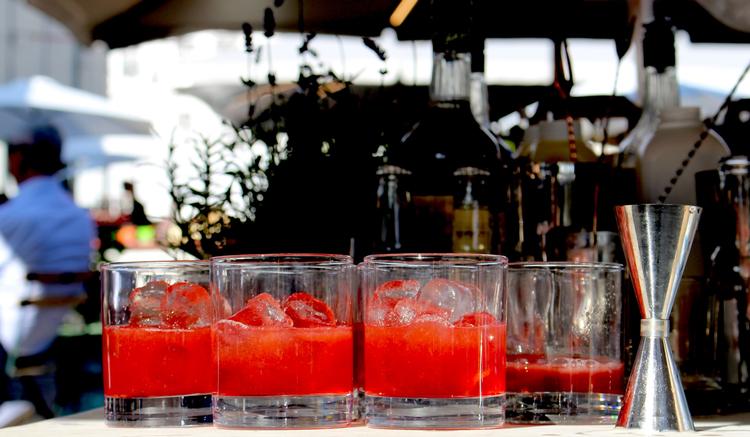 Tante T har premiere på fredags-tebar 1. december og inviterer igen 29. december som opvarmning til nytårsfesten.  