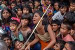Børn og unge blandt de muslimske rohingya-flygtninge i Bangladesh er udsatte i forhold til sexarbejde. Her venter en flok børn i en flygtningelejr i distriktet Cox's Bazar på uddeling af mad fra en nødhjælpsorganisation. 
 
   