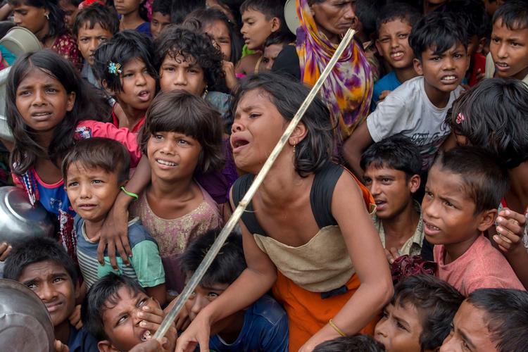 Børn og unge blandt de muslimske rohingya-flygtninge i Bangladesh er udsatte i forhold til sexarbejde. Her venter en flok børn i en flygtningelejr i distriktet Cox's Bazar på uddeling af mad fra en nødhjælpsorganisation. 
 
   