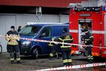  Brandvæsen og politiets teknikere arbejder på Tårnby Torv, hvor en mand er styrtet i døden. Det er endnu uvist, om der ligger en forbrydelse bag.
   
