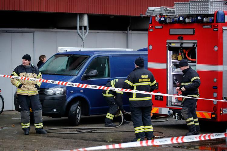  Brandvæsen og politiets teknikere arbejder på Tårnby Torv, hvor en mand er styrtet i døden. Det er endnu uvist, om der ligger en forbrydelse bag.
   