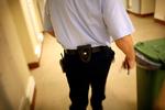 S ser positivt på at få fængselsbetjente på vejene