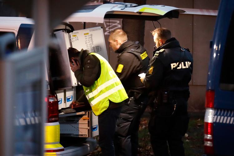 Politiet sikrer spor og undersøger gerningsstedet, hvor to mænd blev ramt af  skud i Mjølnerparken på Nørrebro 9. november. Den ene døde.  Arkivfoto Jens Dresling