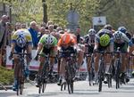 Nicolai Brøchner (med orange hjelm) vinder Ronde van Overijsel efter et tæt spurtopgør med belgieren Bert van Lerberghe (t.v.) og hollænderen Johim Arisen. 