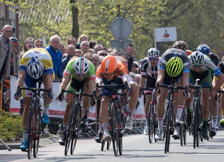 Nicolai Brøchner (med orange hjelm) vinder Ronde van Overijsel efter et tæt spurtopgør med belgieren Bert van Lerberghe (t.v.) og hollænderen Johim Arisen. 