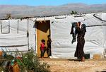 ARKIVFOTO. En syrisk flygtninge ordner vasketøj i flygtningelejren i den libanesiske by Baalbek.  