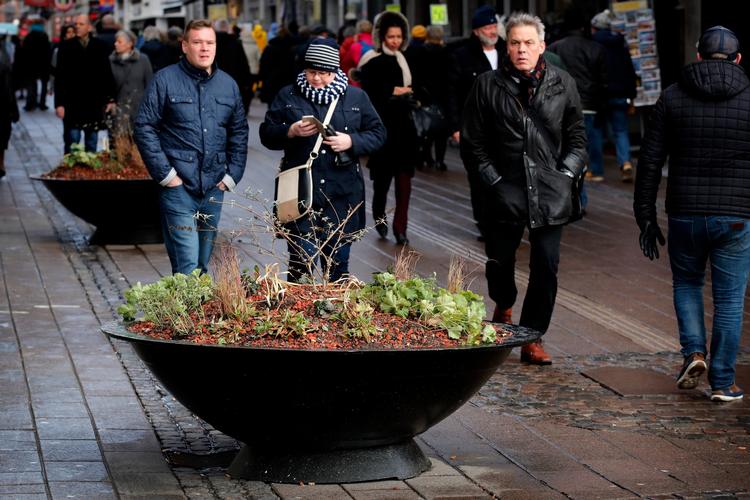 København er gået i gang med at udskifte de tidligere 'terrorklodser' - tunge betonblokke - med blomsterkummer. De skal hindre, at køretøjer kan komme ind på Strøget i høj fart og dermed give fodgængere tid til at springe væk, ifald angrebet rammer. 