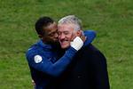 Siden 2012 har Didier Deschamps været fransk landstræner, og i 2013 kvalificerede Frankrig sig til VM-slutrunden med en playoffsejr over Ukraine, hvilket Patrice Evra (tv.) blev SÅ glad for. 